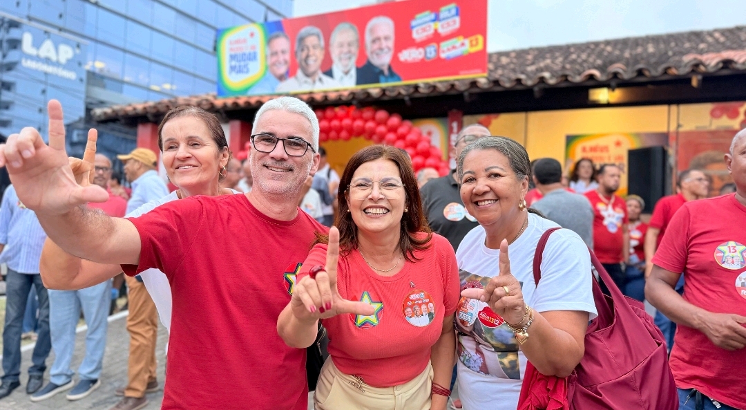 EM ILHÉUS, ADÉLIA MOSTRA FORÇA DE MOBILIZAÇÃO E PEDE QUE ELEITORES COMPAREM ENTREGAS DO PT COM PERÍODO DO CARLISMO